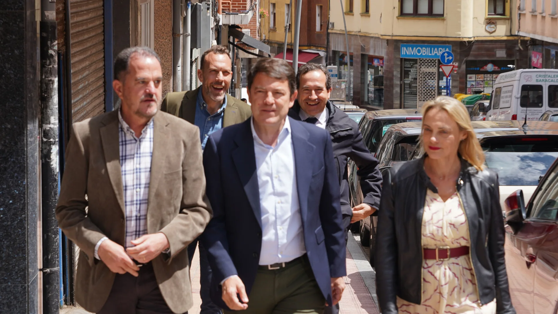 El presidente de los populares de Castilla y León junto a Carlos Iturgáiz, Raquel González y Héctor Palencia a su llegada a Baracaldo