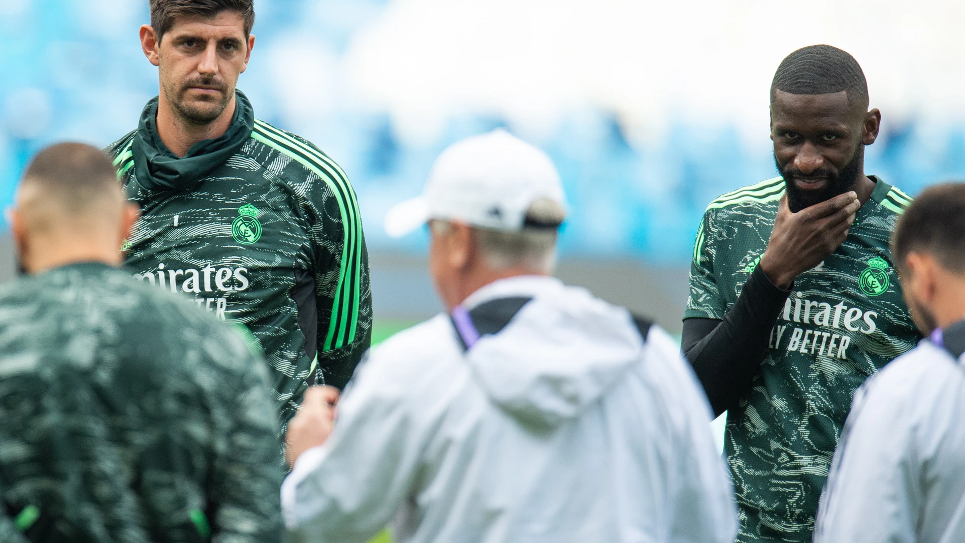 Manchester (United Kingdom), 16/05/2023.- Real Madrid's defender Antonio Rudiger (R) and goalkeeperThibaut Courtois (L) attend a training session held at the Etihad Stadium, Manchester, Britain, 16 May 2023. Real Madrid face Manchester City in a UEFA Champions League semi-finals, 2nd leg soccer match on 17 May. (Liga de Campeones, Reino Unido) EFE/EPA/PETER POWELL