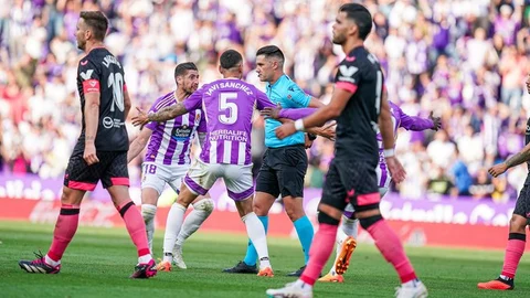 Los jugadores del Real Valladolid piden explicaciones al árbitro Ortiz Arias tras el gol anulado
