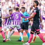Los jugadores del Real Valladolid piden explicaciones al árbitro Ortiz Arias tras el gol anulado 