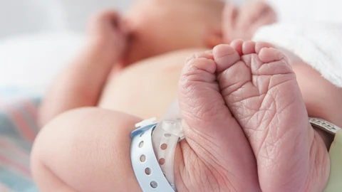 Bebé recién nacido en la cama del hospital