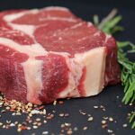 Este es el socorrido truco de la olla invertida para descongelar carne
