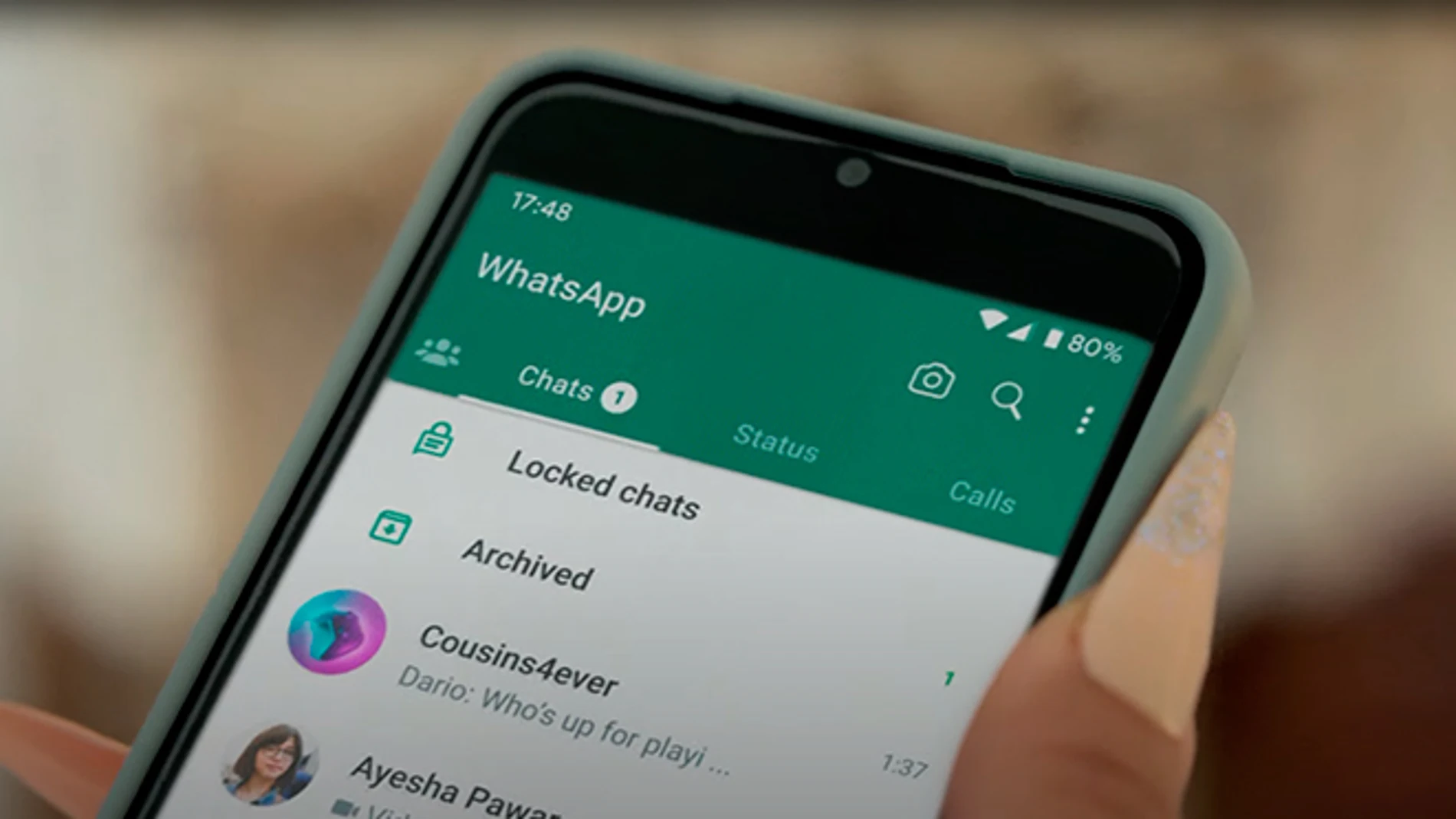 La nueva función de WhatsApp que protege tus chats de miradas ajenas cuando cogen tu móvil.