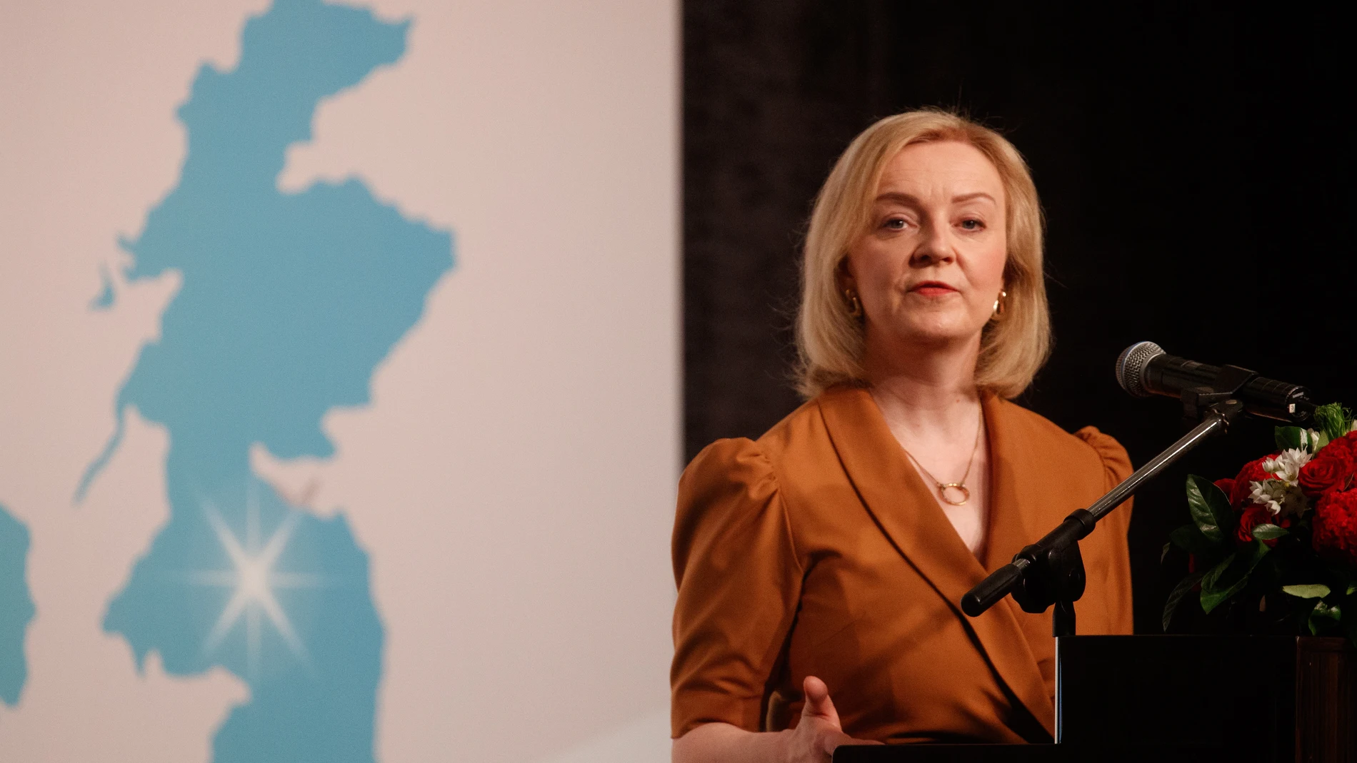 Taipei (Taiwan), 17/05/2023.- Former British Prime Minister Liz Truss delivers a speech, during an event in Taipei, Taiwan, 17 May 2023. Former British Prime Minister Liz Truss is visiting Taiwan for five days to meet with several high-ranking officials. (Reino Unido) EFE/EPA/RITCHIE B. TONGO
