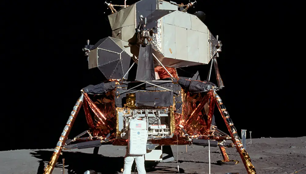 Buzz Aldrin junto al módulo lunar Eagle durante la misión Apolo-11.