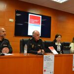 Subinspector Raúl García Sáez, delegado de Participación Ciudadana; Comisario Principal Emilio Pérez Castelani, jefe de la Comisaría Provincial de Ávila; Lourdes Miguel, decana de la Facultad de Ciencias Sociales y Jurídicas de la UCAV; y María Nieto, vicedecana de la Facultad de Ciencias Sociales y Jurídicas de la UCAV, y coordinadora de la obra.