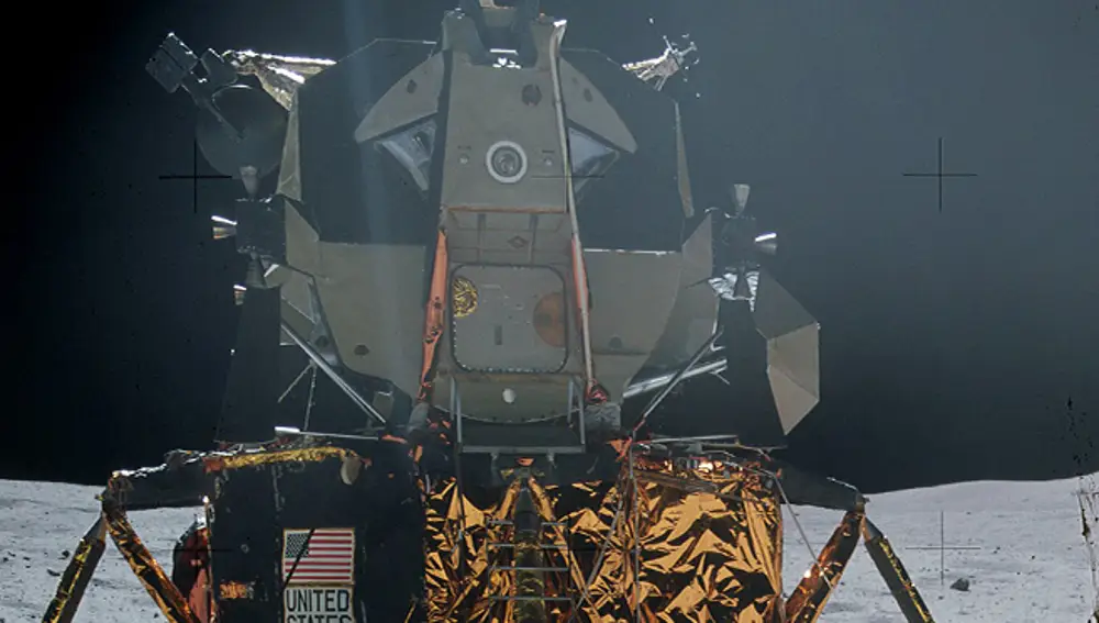 Módulo lunar de la misión Apolo 16 en la superficie de la Luna.