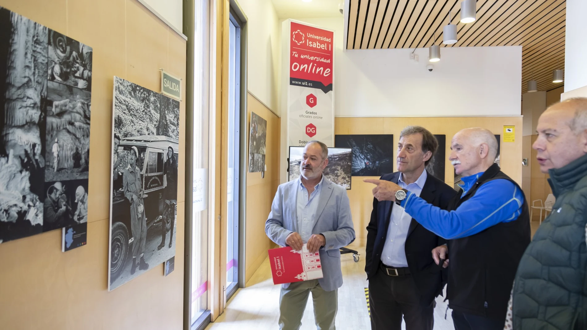 Alberto Gómez Barahona, rector de la Universidad Isabel I y Fernando Pino, presidente del Grupo Edelweiss inauguran la exposición