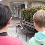 Los vecinos de Orio han depositado velas, flores y un pato de goma amarillo este miércoles en el banco donde Lourdes fue asesinada el martes por la tarde por su expareja.