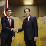 Rishi Sunak estrecha la mano del primer ministro japonés, Fumio Kishida