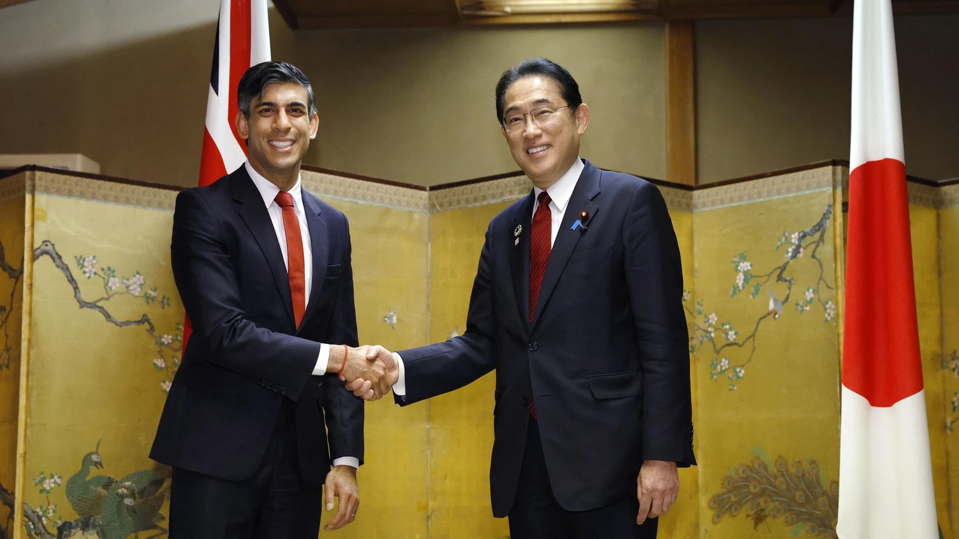 Hiroshima (Japan), 18/05/2023.- Japan's Prime Minister Fumio Kishida (R) shakes hands with British Prime Minister Rishi Sunak (L) during a bilateral meeting ahead of the G7 Hiroshima Summit in Hiroshima, Japan, 18 May 2023. The G7 Hiroshima Summit will be held from 19 to 21 May 2023. (Japón) EFE/EPA/POOL JAPAN OUT EDITORIAL USE ONLY/NO SALES