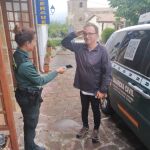 Un peregrino saluda militarmente a una agente que le hace entrega del móvil que había perdido