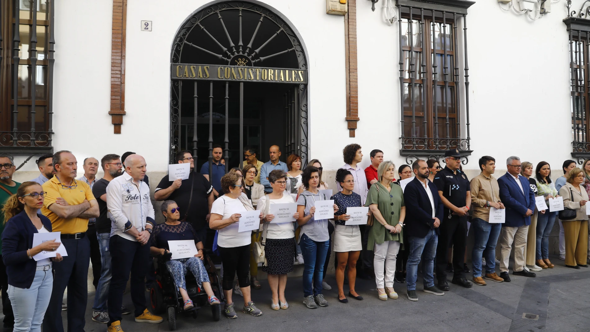 Concentración de repulsa en el Ayuntamiento de Puente Genil (Córdoba)