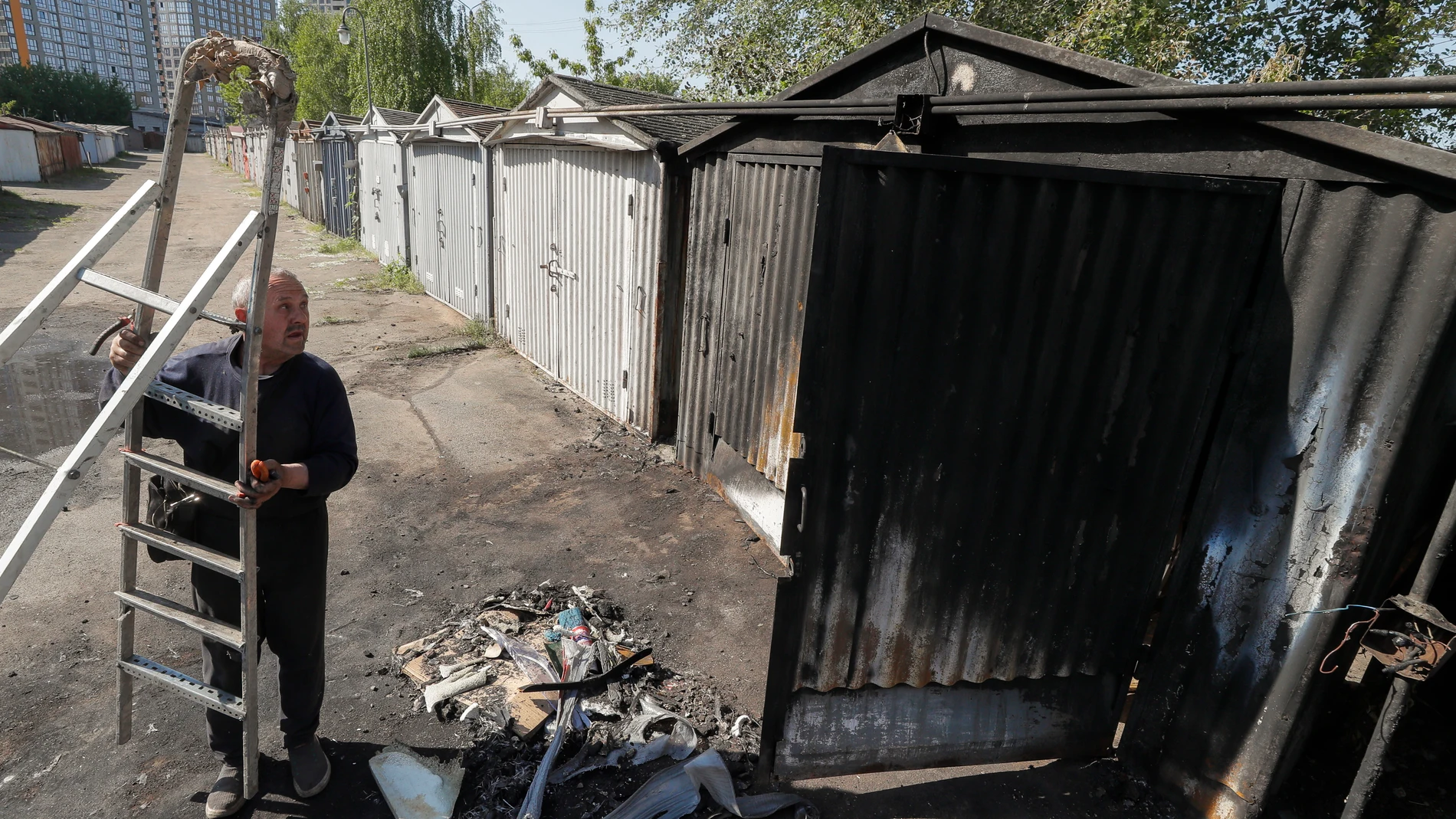 Kyiv (Ukraine), 18/05/2023.- A man inspects a garage after the falling of debris from a rocket that was shot down during night shelling, in Kyiv (Kiev), Ukraine, 18 May 2023, amid the Russian invasion. The Air Force Command of the Armed Forces of Ukraine confirmed on 18 May that a total of 30 sea, air, and land-based cruise missiles were launched on the Ukrainian territory on the night between 17 and 18 May, with 29 missiles successfully shot down. Nobody was killed or injured during that attack. (Atentado, Rusia, Ucrania) EFE/EPA/SERGEY DOLZHENKO