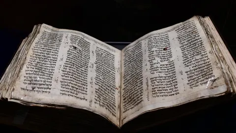 El Códice Sassoon en el Museo ANU del Pueblo Judío en Tel Aviv, Israel, el 22 de marzo de 2023