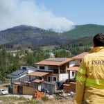 El incendio en Pinofranqueado en la comarca de Las Hurdes (Cáceres) que ha obligado a desalojar a 20 personas en un campamento en Hernán Pérez y confinar a 80 vecinos en Ovejuela.