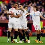 Los jugadores del Sevilla celebran el gol de Suso