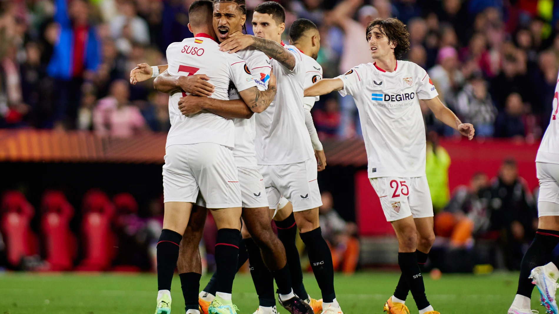 Los jugadores del Sevilla celebran el gol de Suso