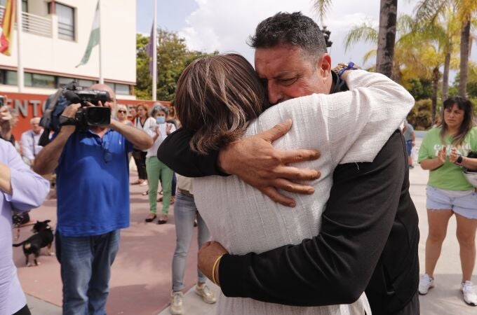 La alcaldesa de Torremolinos, Margarita del Cid, abraza al encargado del restaurante donde trabajaba la fallecida