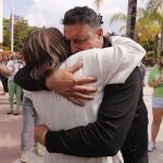 La alcaldesa de Torremolinos, Margarita del Cid, abraza al encargado del restaurante donde trabajaba la fallecida