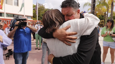 La alcaldesa de Torremolinos, Margarita del Cid, abraza al encargado del restaurante donde trabajaba la fallecida