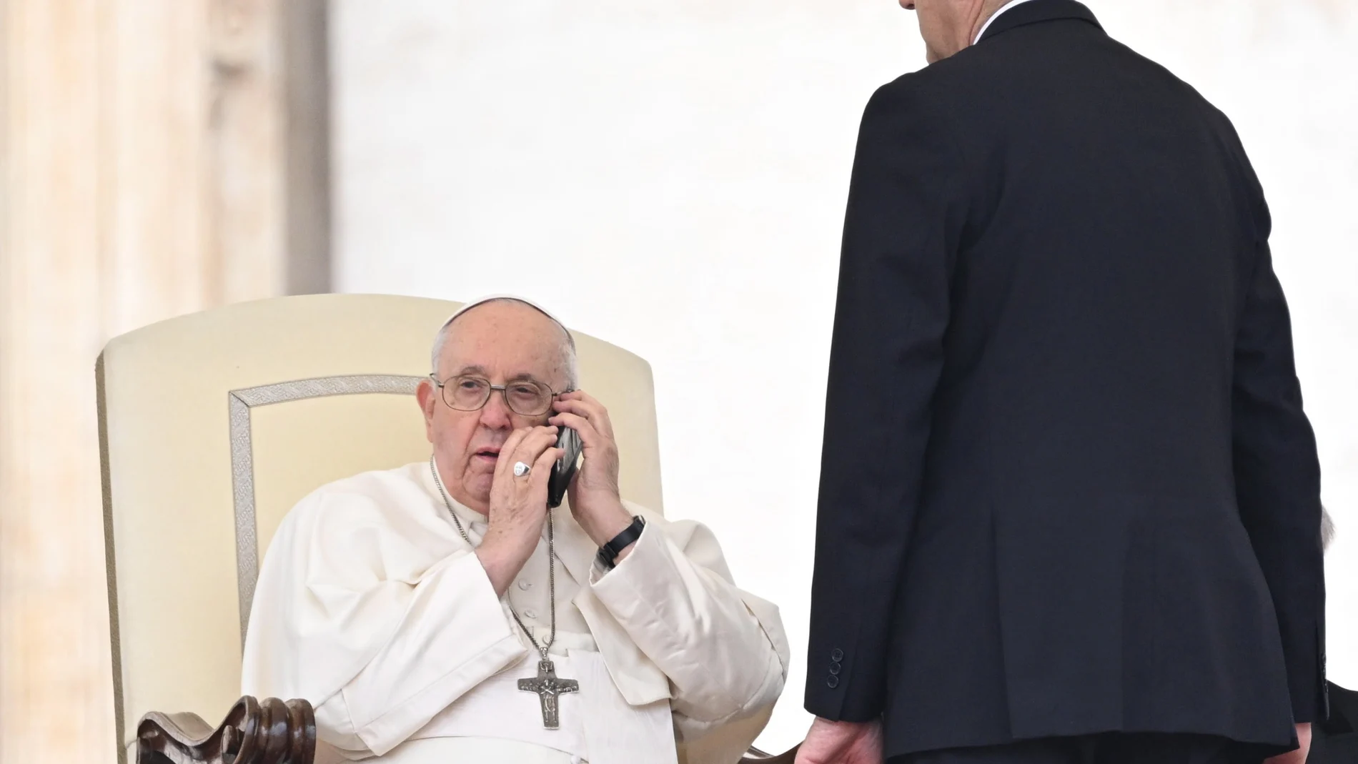 Ciudad del Vaticano.- 17/05/2023.- El Papa Francisco habla por teléfono durante su audiencia general del miércoles en la Plaza de San Pedro en el Vaticano.