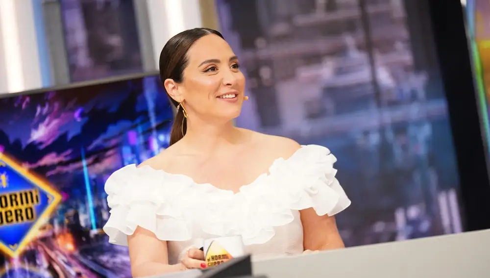 Tamara Falcó con top blanco en 'El Hormiguero'. 