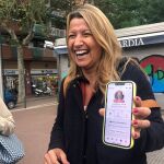 La candidata de Barcelona que recurre a Tinder para buscar votantes: "Abstenerse colauers, cupaires, okupas y comunistas"