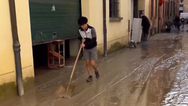  Yuki Tsunoda retira el barro de las calles de Finenza 