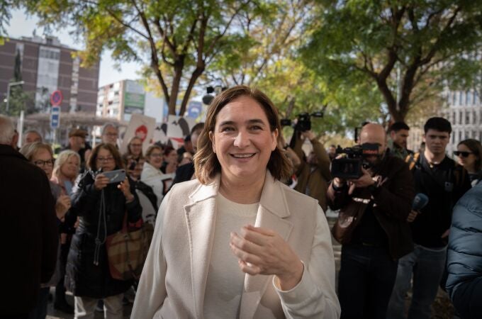 La alcaldesa de Barcelona, Ada Colau, a su salida de un juicio por presuntamente coaccionar al fondo Vauras, en el Juzgado de Instrucción 18, a 13 de marzo de 2023, en Barcelona, Catalunya (España).