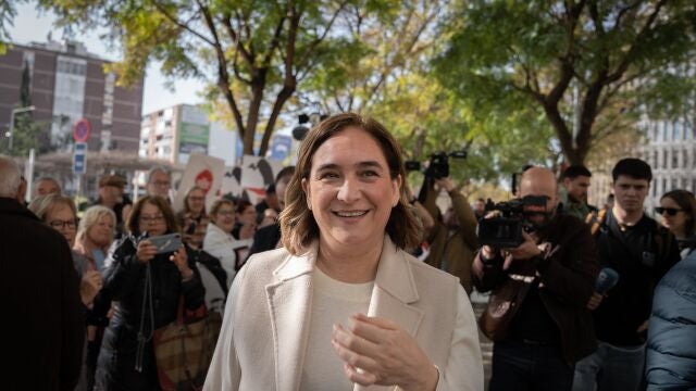 La alcaldesa de Barcelona, Ada Colau, a su salida de un juicio por presuntamente coaccionar al fondo Vauras, en el Juzgado de Instrucción 18, a 13 de marzo de 2023, en Barcelona, Catalunya (España).