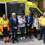 Representantes de todos los dispositivos del programa de traslado con ECMO pediátrico, con el conseller Balcells, Aisha y su madre, frente a la ambulancia especializada