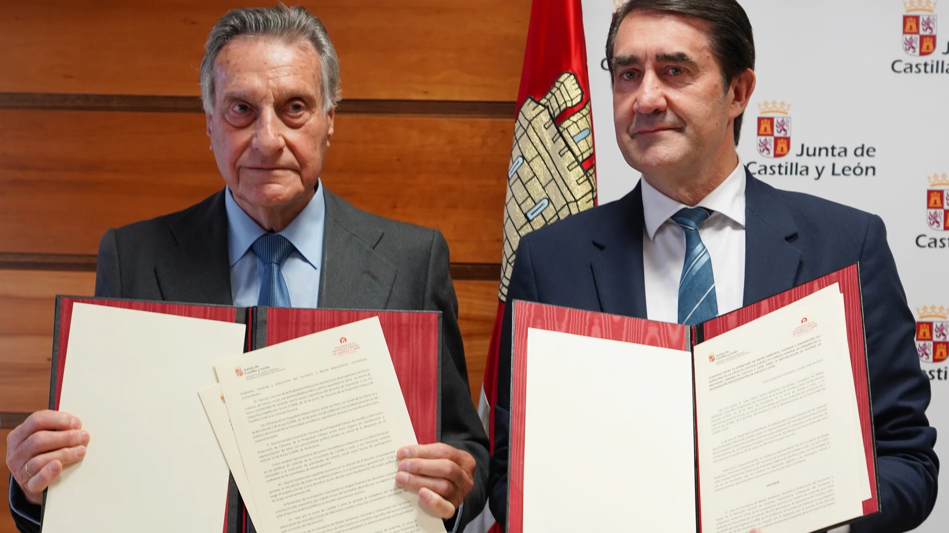 El consejero de Medio Ambiente, Vivienda y Ordenación del Territorio, Juan Carlos Suárez-Quiñones, firma con el presidente del Consejo General de las Cámaras de la Propiedad Urbana de Castilla y León, Ángel Merino, un convenio para la implantación de oficinas de información antiocupación en Castilla y León