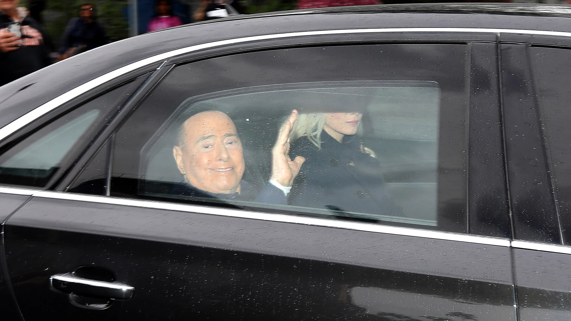 Milan (Italy), 19/05/2023.- Silvio Berlusconi leaves the San Raffaele hospital after a 45-day of hospitalization, in Milan, northern Italy, 19 May 2023. The 86-year-old media magnate and ex-premier was admitted to hospital on 05 April for a lung infection linked to a previously undisclosed case of chronic leukaemia. (Italia) EFE/EPA/MATTEO BAZZI 