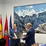 Juan José Lucas recibe la distinción de "Embajador de Gredos"