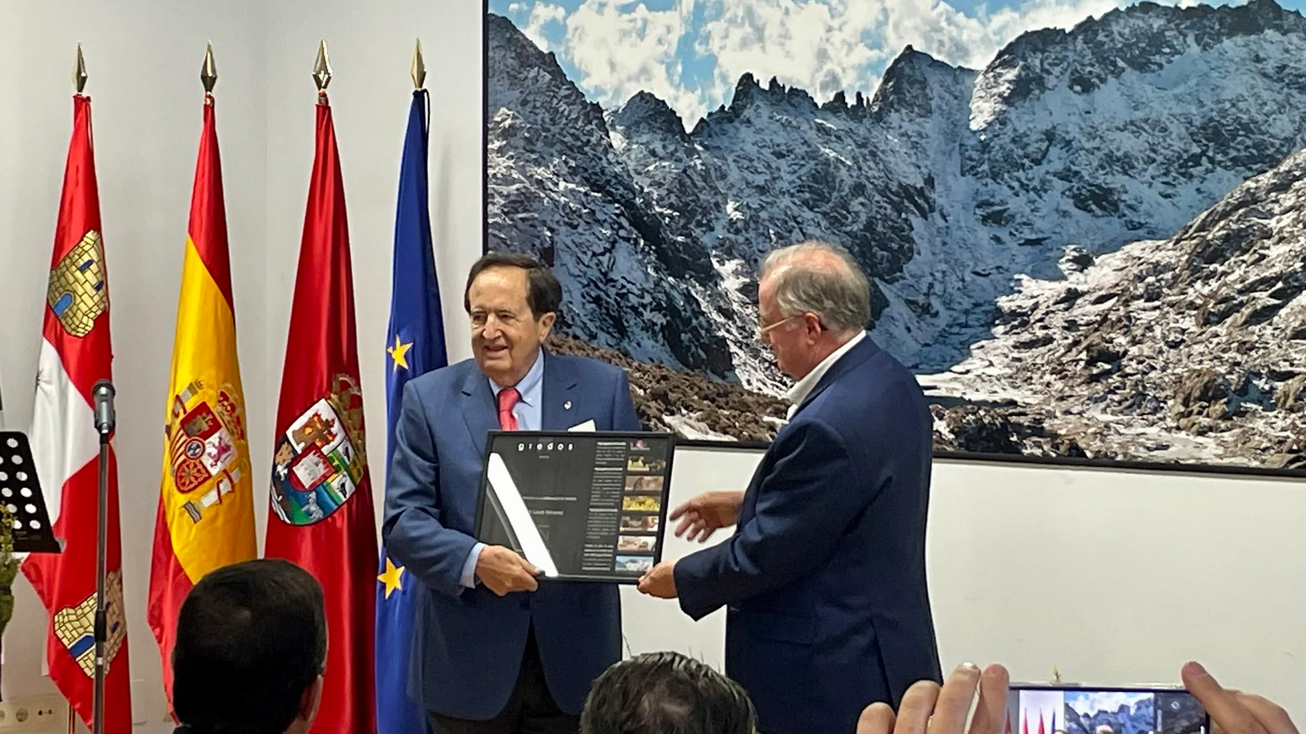 Juan José Lucas recibe la distinción de "Embajador de Gredos"