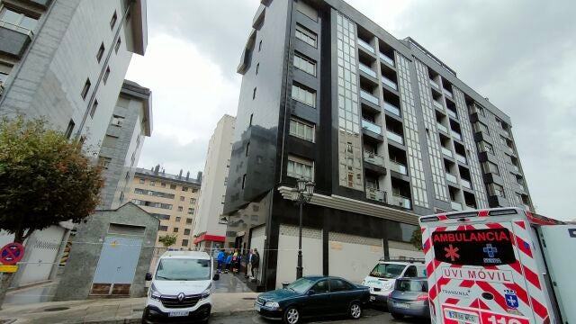 El edificio en el que vivían las dos mellizas de 12 años que se precipitaron por la ventana de un rellano del sexto el viernes por la mañana en la calle Facetos 47 del barrio de La Ería