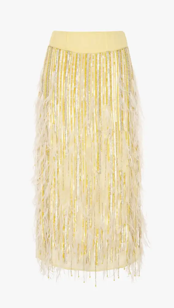 Nos acabamos olvidar de todos vestidos de invitada por esta fantasía de falda de cristales y plumas Zara ya fichado Rocío Osorno
