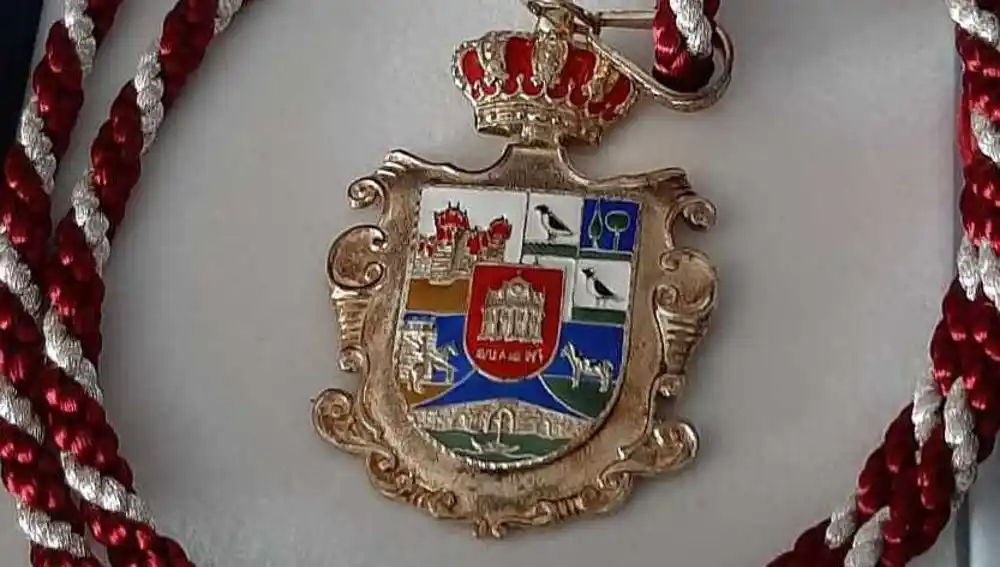La Medalla de Plata por los 25 años como regidor que le concedió la Diputación Provincial de Ávila