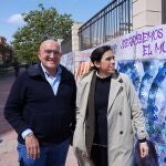 Jesús Julio Carnero junto a Isabel Benjumea, a los pies del muro que divide Valladolid