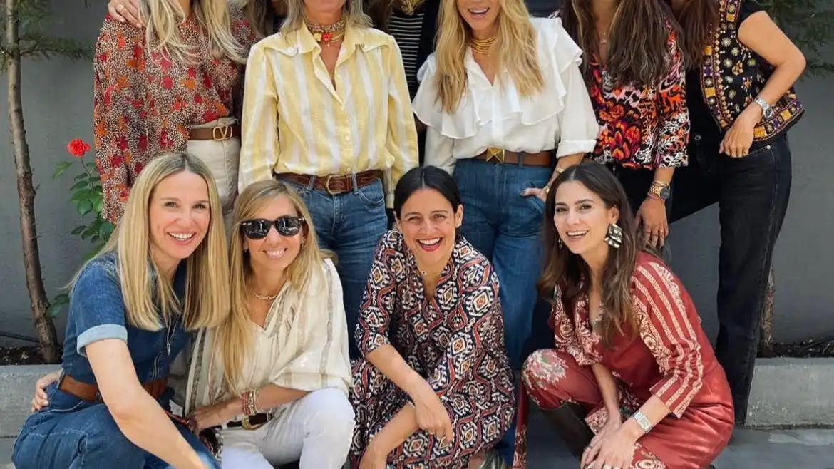 Marta Sánchez con blusa de volantes.