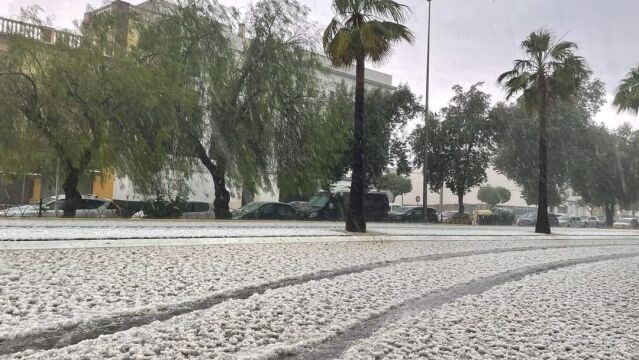 Una calle de Los Palacios (Sevilla) cubierta de granizo