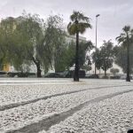 Una calle de Los Palacios (Sevilla) cubierta de granizo