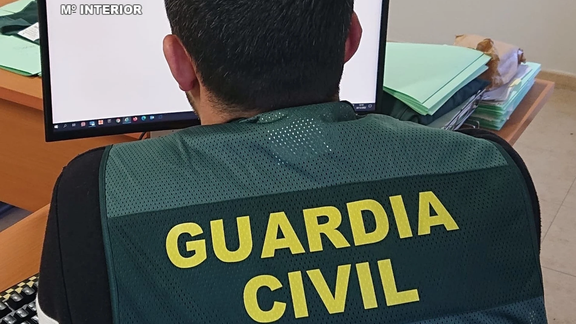 Un agente de la Guardia Civil frente a un ordenador