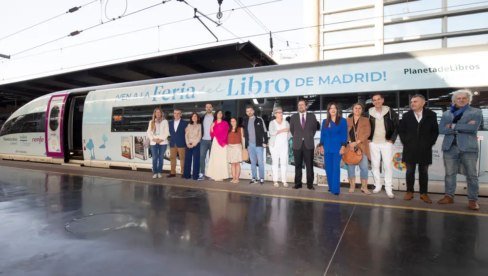 Varios escritores españoles se reunieron ayer en un viaje a bordo del Tren de la Cultura