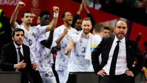 Chus Mateo y el banquillo del Real Madrid, en la semifinal ante el Barça