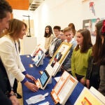 La consejera de Educación de la Junta de Castilla y León, Rocío Lucas, el presidente de FIES, Rafael Guardans, y el director territorial de Relaciones Institucionales de Orange, Óscar Aragón, charlan con la abulense Alba Sánchez, ganadora del premio de la 42 edición del concurso ‘¿Qué es un rey para ti?’