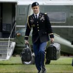Un soldado con el maletín nuclear del presidente Joe Biden