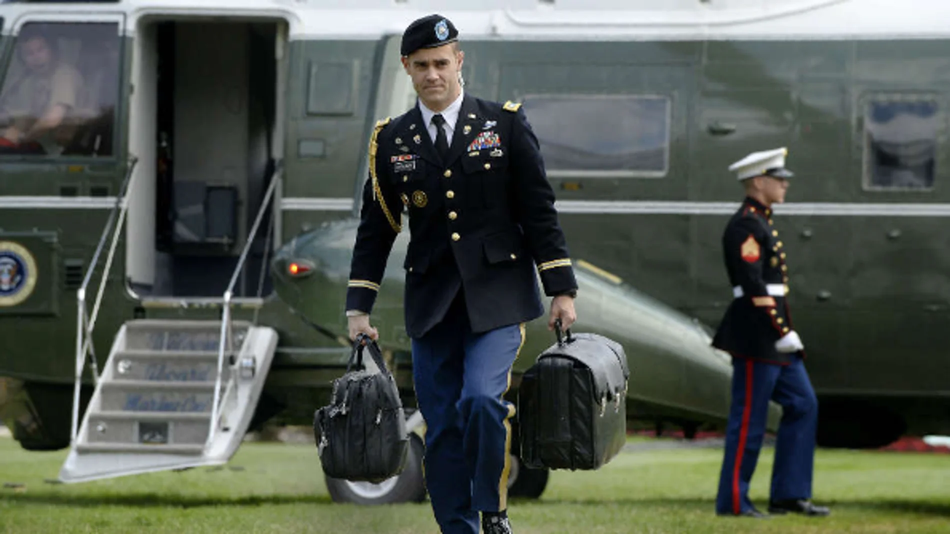 Un soldado con el maletín nuclear del presidente Joe Biden