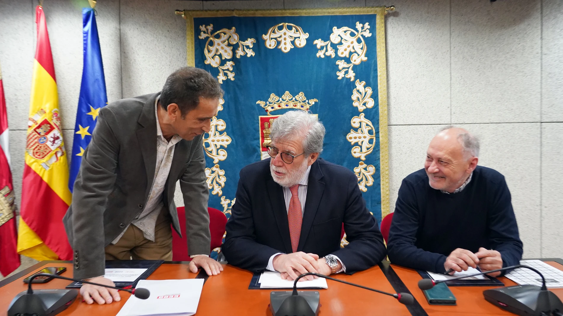 Vicente Andrés, Santiago Aparicio y Faustino Temprano, durante la firma